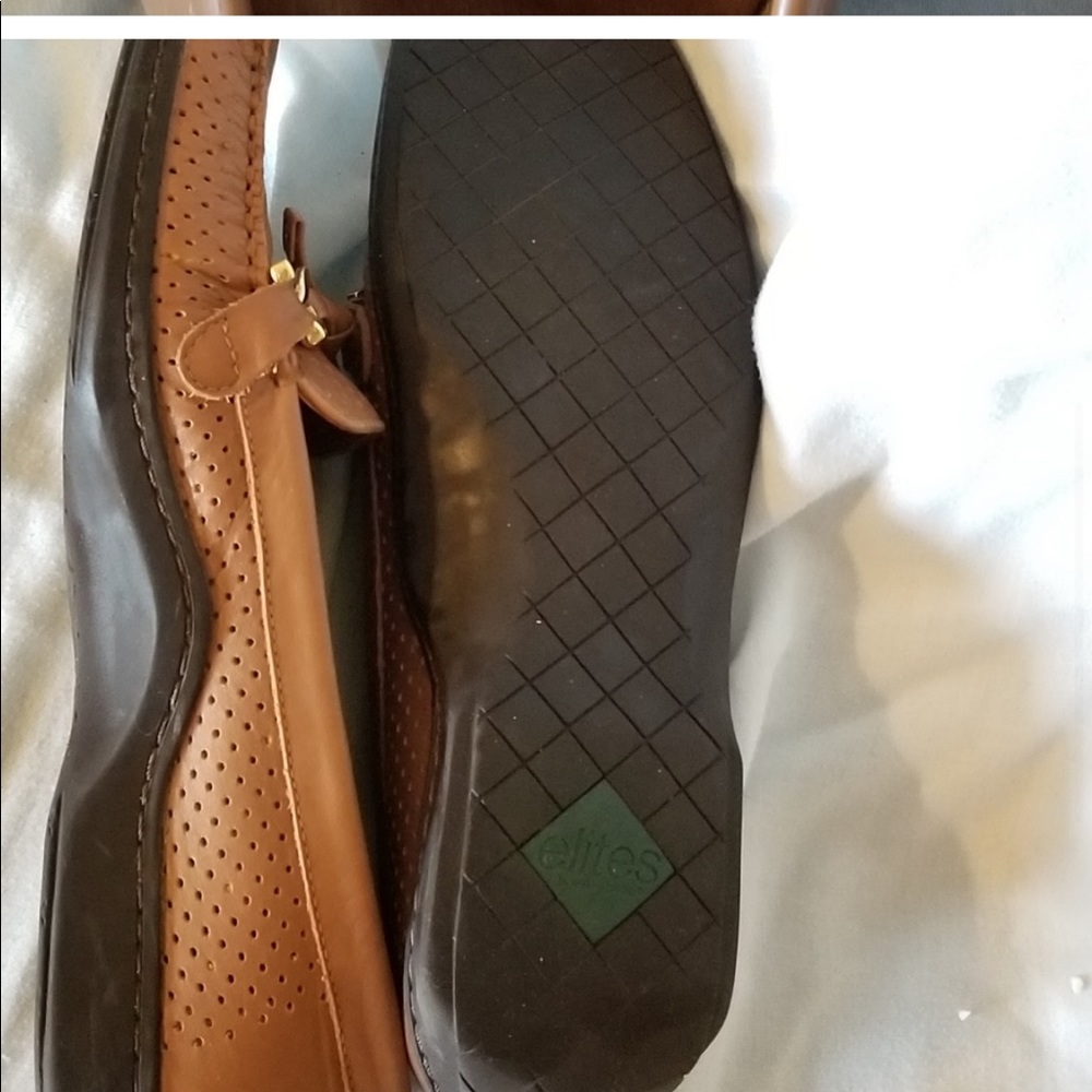 elites  walking brown women  cradles leather shoe